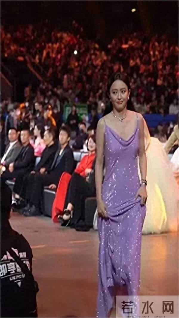 她这是没穿吧佟丽娅跑上台竟遭遇礼服尴尬意外，这画面太有料