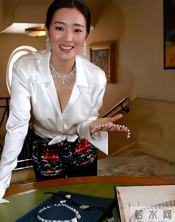 卡地亚这一夜,人情世故、江湖地位,在巩俐身上体现得淋漓尽致