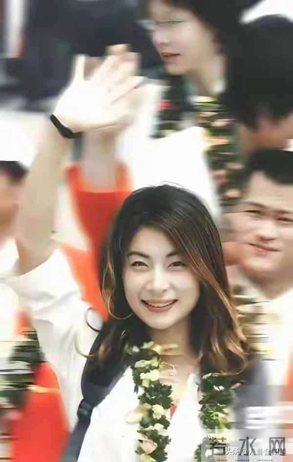 当年郭晶晶夺冠后是这样子访港的,难怪霍家大公子挪不开眼睛了
