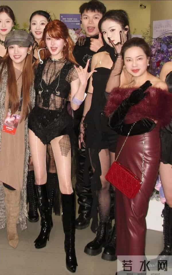 赵露思演唱会后台大合照曝光!一旁的露思妈妈狐领红皮衣太潮了