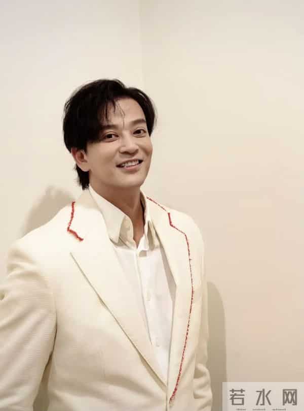 香港知名男星近况曝光！出席活动眼睛浮肿，面部僵硬被指整容过度