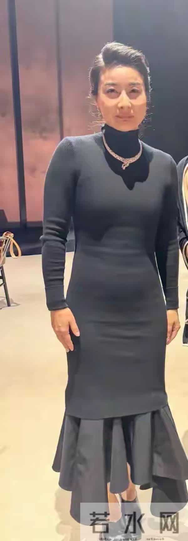 卡地亚晚宴,妖艳四射的巩俐和宋佳,败给了全“裹”出镜的郭晶晶