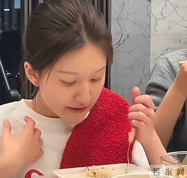 钱再多有什么用？33岁迪丽热巴的现状，给所有年轻女性提了个醒