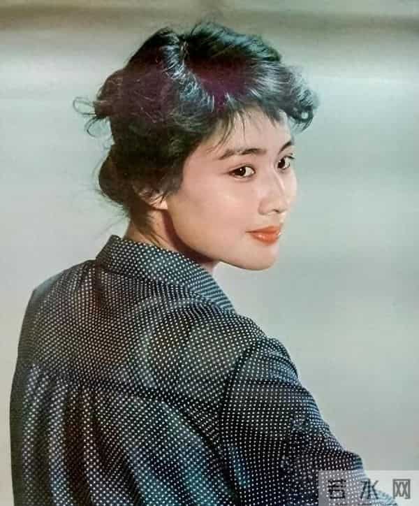 她一嫁演员祝延平,再嫁杜淳老爸杜志国,如今却与儿子相依为命