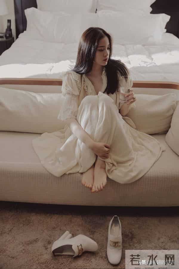 欧阳娜娜光脚丫美腿美图集