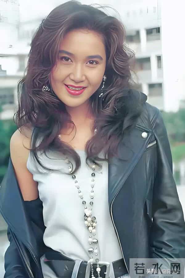 59岁温碧霞现身普陀山,医美脸又硬又僵,穿低胸吊带露半个胳膊