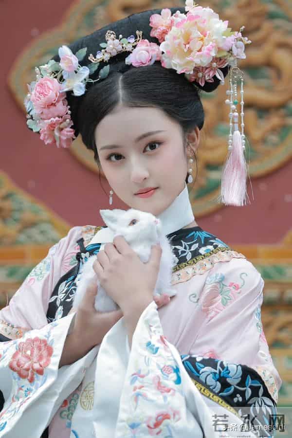 美人胚子 张婉儿 且自带仙气的 妈生脸 精致五官如小巧琼鼻 标志性梨涡