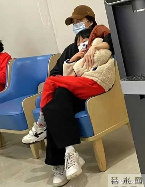 黄晓明一家参加生日宴，小海绵黏奶奶不理爹，站C位大长腿好显眼