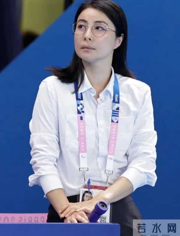 这一夜,露肩装的那英,深V领的朱珠,都输给了全裹出镜的郭晶晶