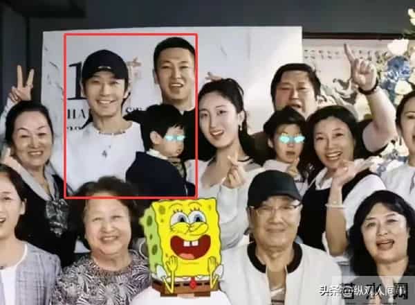 黄晓明一家参加生日宴，小海绵黏奶奶不理爹，站C位大长腿好显眼