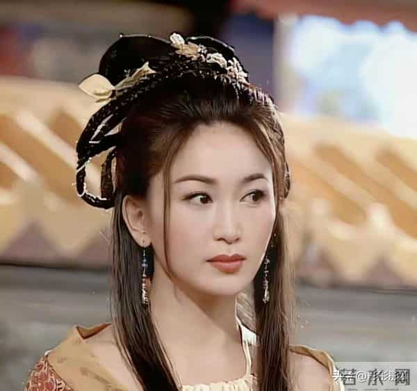 温碧霞普陀山造型大胆！59岁穿低胸吊带露臂，面部状态成热议话题