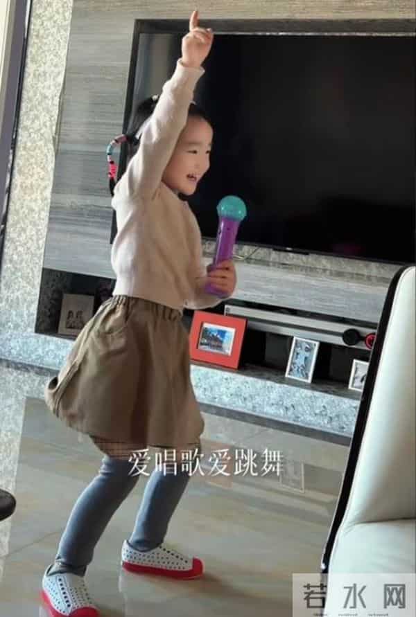 海哈金喜离婚后晒女儿！3岁夏夏哄妈妈开心，新家一地玩具显拥挤