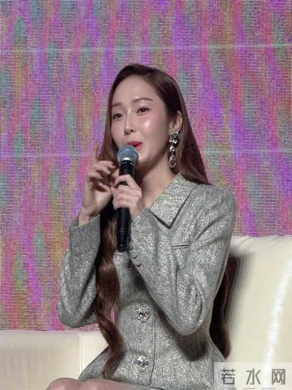 郑秀妍最新照大胆的肉色丝袜银色高跟鞋依旧宝刀不老