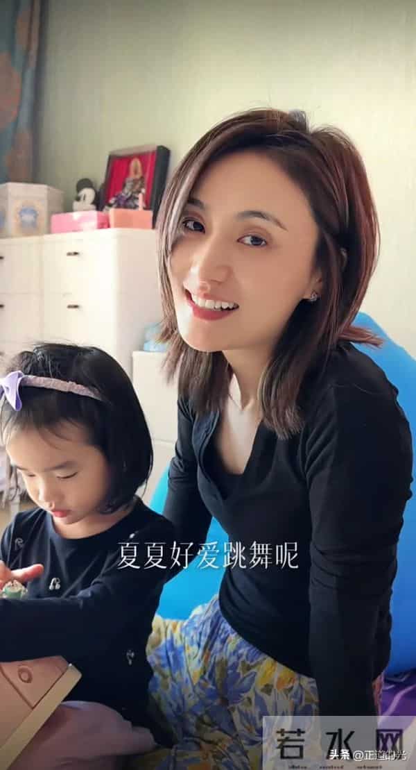 海哈金喜和李亚鹏离婚后 3岁女儿首出镜 情绪低落 长大想成为舞蹈家