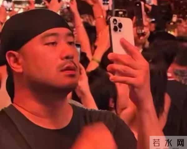 陈亦飞娶小3岁谭维维，靠她赚钱养家，46岁儿女双全，他到底凭啥