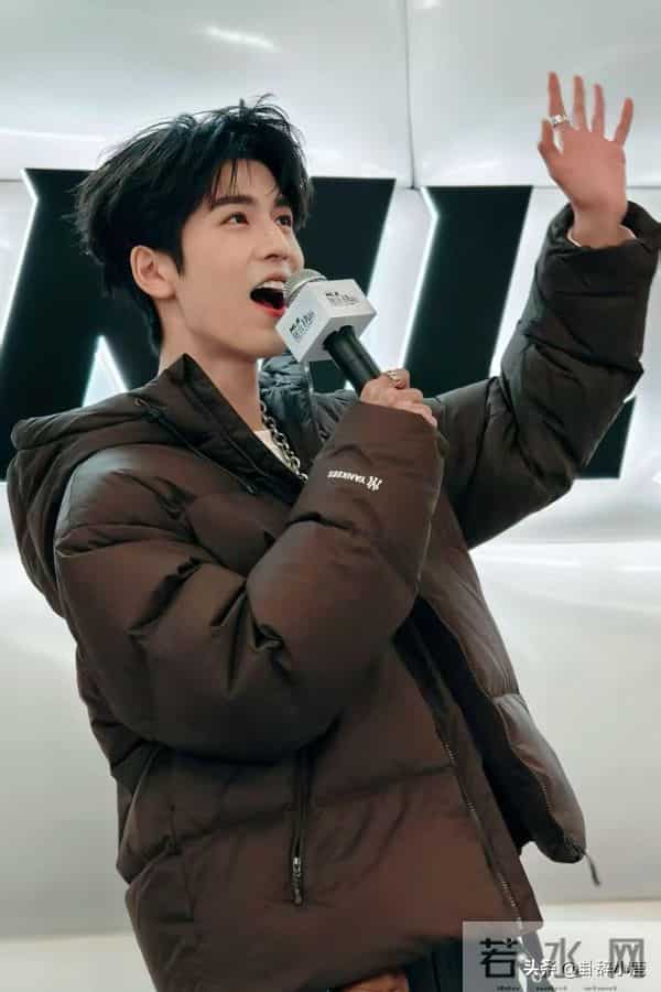 张凌赫现身沈阳万象城，颜值超高，帅气出众，堪称中国最帅的男人