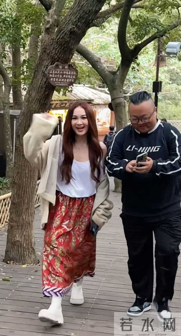 59岁温碧霞现身普陀山,医美脸又硬又僵,穿低胸吊带露半个胳膊