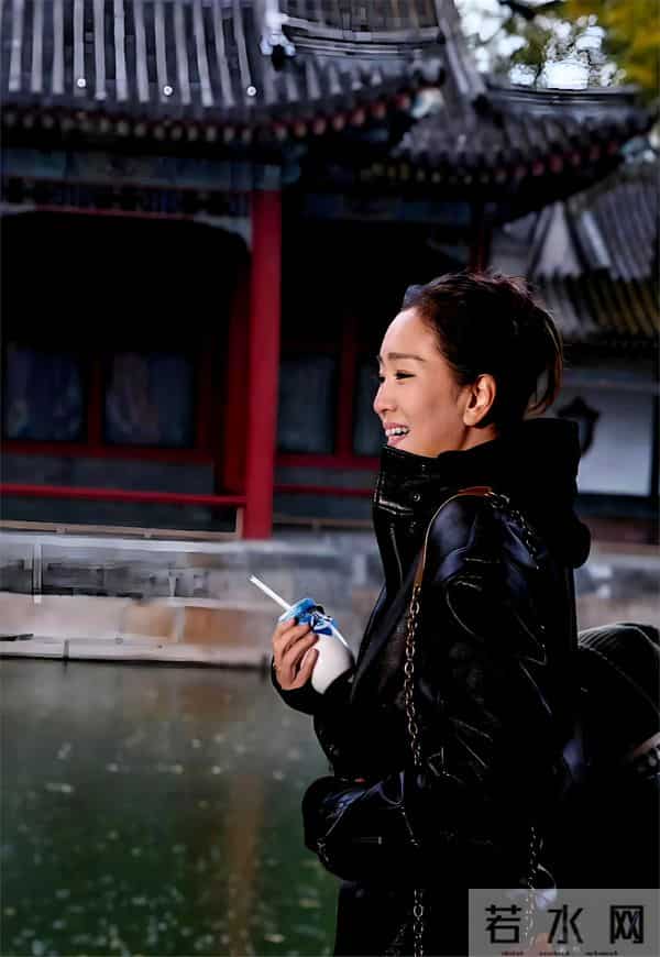 巩俐一头银发现身晚宴！从容老去拒绝修饰，真实状态最美！