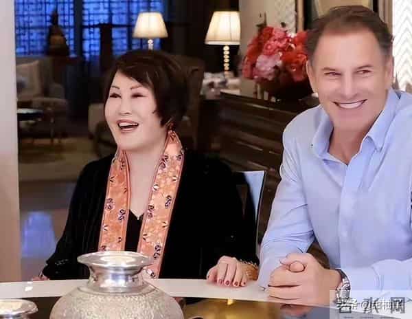79岁化妆品皇后靳羽西,只找男友不结婚,身价40亿喜欢亮色搭配
