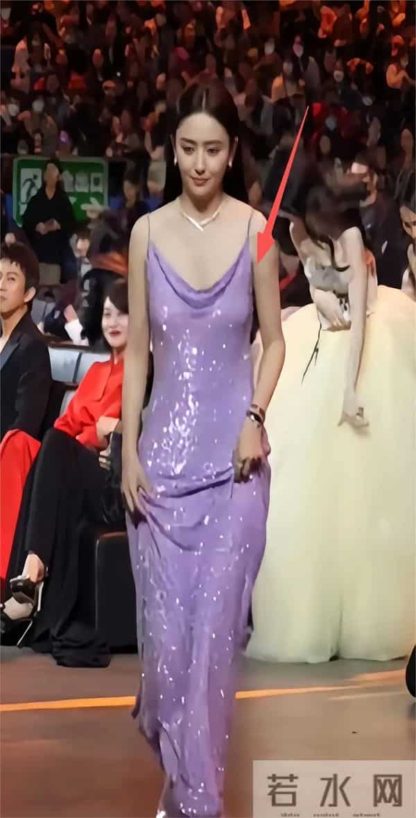 她这是没穿吧佟丽娅跑上台竟遭遇礼服尴尬意外，这画面太有料
