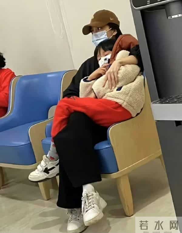 baby送黄晓明家外甥金手镯!小海绵帮忙牵线,表弟媳发文感谢baby