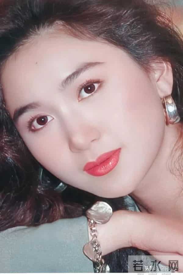 59岁温碧霞现身普陀山,医美脸又硬又僵,穿低胸吊带露半个胳膊