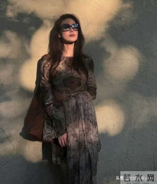 张馨予陪妈妈喝下午茶，何捷岳母戴3万项链很优雅，一家子高颜值