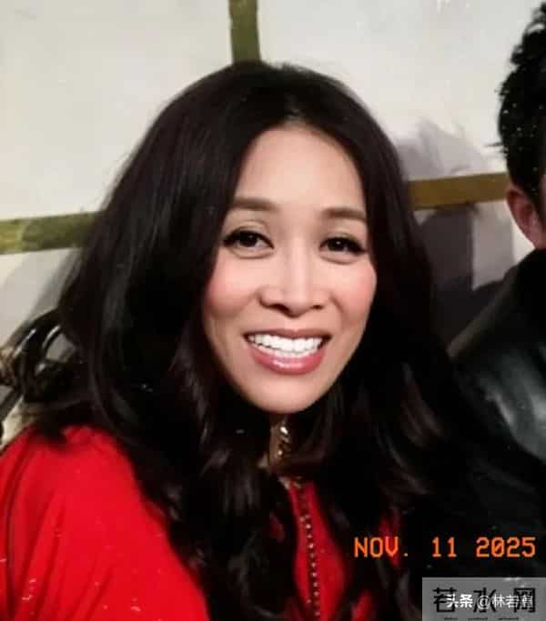 57岁那英，现身长沙机场被偶遇，一身休闲装扮，松弛感十足！