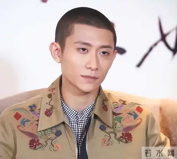 被“发腮”的张一山惊艳，33岁终于长开，网友：杨紫得避嫌了