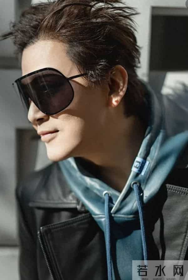 香港知名男星近况曝光！出席活动眼睛浮肿，面部僵硬被指整容过度