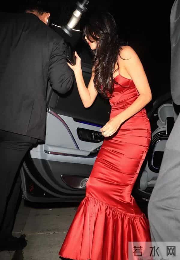 肯豆一袭红裙现身母亲生日宴,简直是把现场变成了个人时尚大秀!