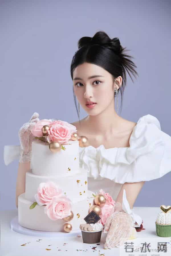 美人胚子 张婉儿 且自带仙气的 妈生脸 精致五官如小巧琼鼻 标志性梨涡