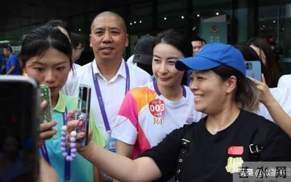 霍家人全运会为郭晶晶喝彩，霍启山与叔叔坐一起，为何不见霍启刚