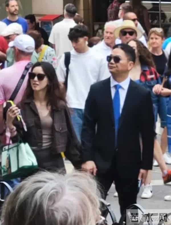 刘强东牵手章泽天逛街，章泽天拎爱马仕包，他俩真般配！