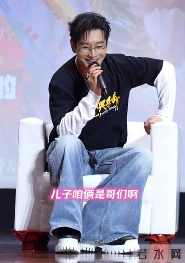 黄晓明带儿子参加生日宴!小海绵被奶奶搂在怀中,8岁大长腿随妈