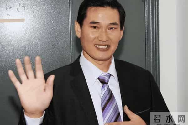 钱再多有什么用?56岁大衣哥真实现状,撕开了草根网红的现实困境