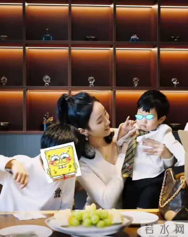 黄晓明一家4口参加亲戚家宝宝周岁宴，小海绵被奶奶搂在怀中