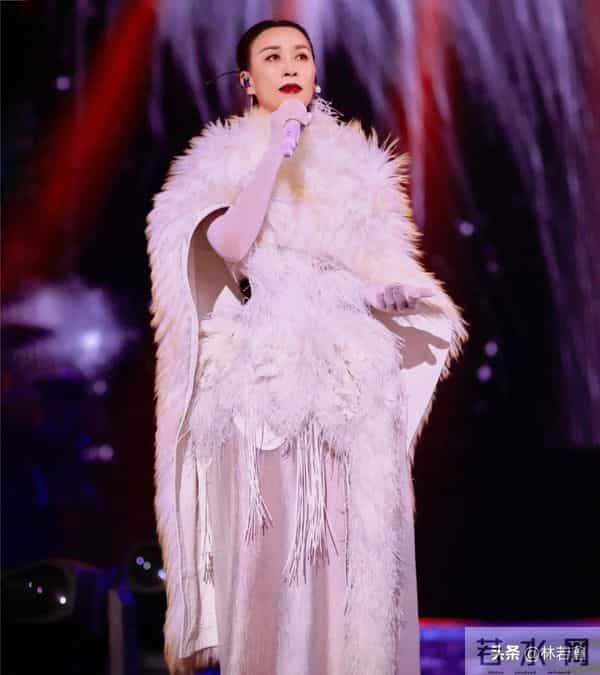 57岁那英，现身长沙机场被偶遇，一身休闲装扮，松弛感十足！