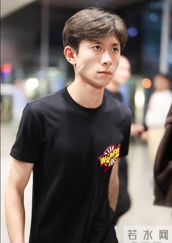 被“发腮”的张一山惊艳！33岁终于长开，尽显京爷范，遗憾有点矮