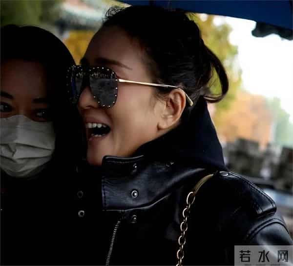 59岁巩俐现身北京公园，满脸皱纹头发凌乱喝酸奶吃糖葫芦超接地气