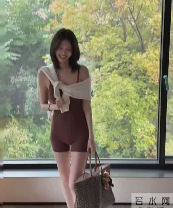 何穗晒产后照片，身穿瑜伽服小腹平坦、四肢纤细