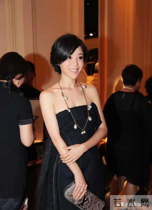 天啊！看到林志玲和小13岁刘亦菲同框，才懂王晶为啥说她很一般了