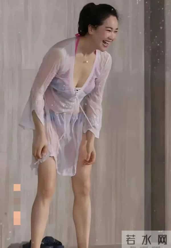 左小青泳装照，这风姿真是优雅不减当年，魅力依旧在线，丰满性感