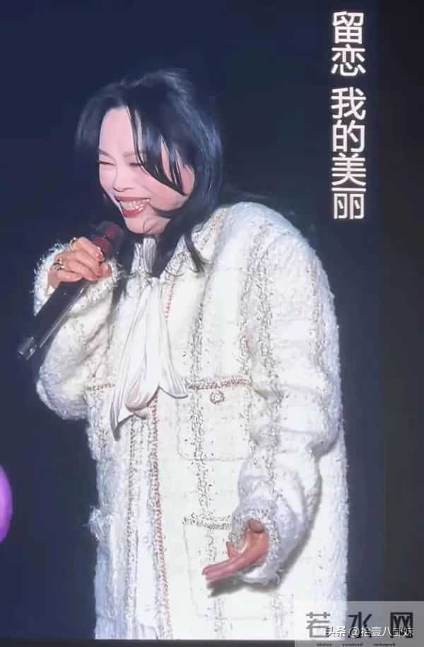 56岁黄绮珊舞台照流出, 从"黄姐"又回到"黄妈", 发生了什么？