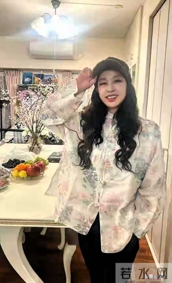 75岁刘晓庆扮嫩大获好评-网友直夸这也太年轻了，就像45岁