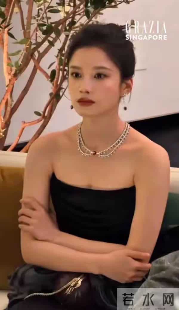 卡地亚晚宴,妖艳四射的巩俐和宋佳,败给了全“裹”出镜的郭晶晶