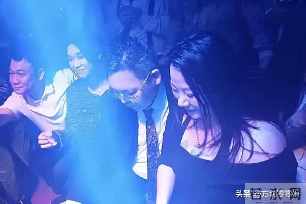 向佑彻底没救了！现身酒吧胖又颓，烟酒不离手 女伴肥腻不如郭碧婷