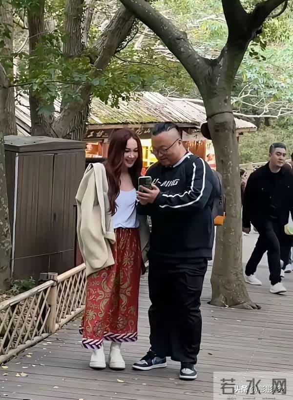 温碧霞普陀山造型大胆！59岁穿低胸吊带露臂，面部状态成热议话题