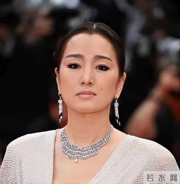 卡地亚这一夜,人情世故、江湖地位,在巩俐身上体现得淋漓尽致