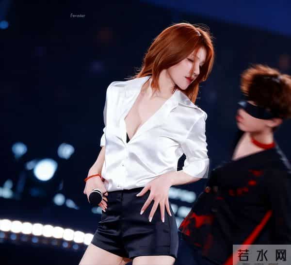 赵露思黑色透视装舞台曝光！身材火辣舞动，这还是那个甜妹吗